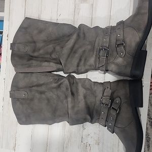 Size 8 white mountain slouch boots, they look grey in picture, but I think taupe